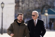 Tổng thống Joe Biden (phải) song hành cùng Tổng thống Ukraine Volodymyr Zelensky (trái) trong chuyến công du đến Kyiv, Ukraine, hôm 20/02/2023. (Ảnh: Dimitar Dilkoff/AFP/Getty Images)