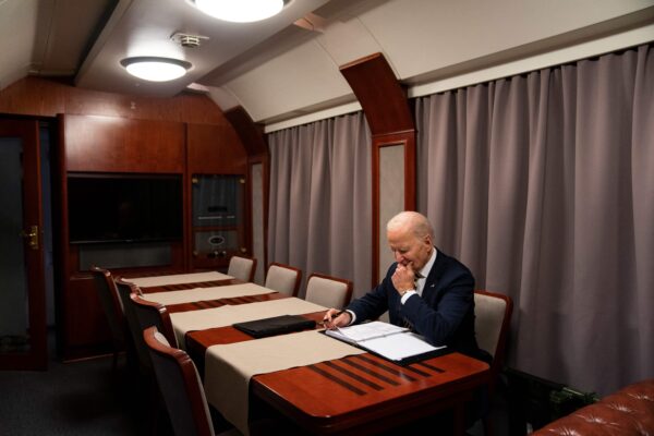 Tổng thống Hoa Kỳ Joe Biden ngồi trên một xe lửa khi đọc bài diễn văn đánh dấu một năm cuộc chiến ở Ukraine sau một chuyến thăm bất ngờ đến gặp Tổng thống Ukraine Volodymyr Zelensky, tại Kyiv hôm 20/02/2023. (Ảnh: Evan Vucci/ POOL/AFP qua Getty Images)