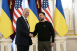 Tổng thống Joe Biden (trái) bắt tay với Tổng thống Ukraine Volodymyr Zelensky tại Cung điện Mariinsky trong một chuyến thăm ở Kyiv, Ukraine, hôm 20/02/2023. (Ảnh: Evan Vucci/AP Photo)