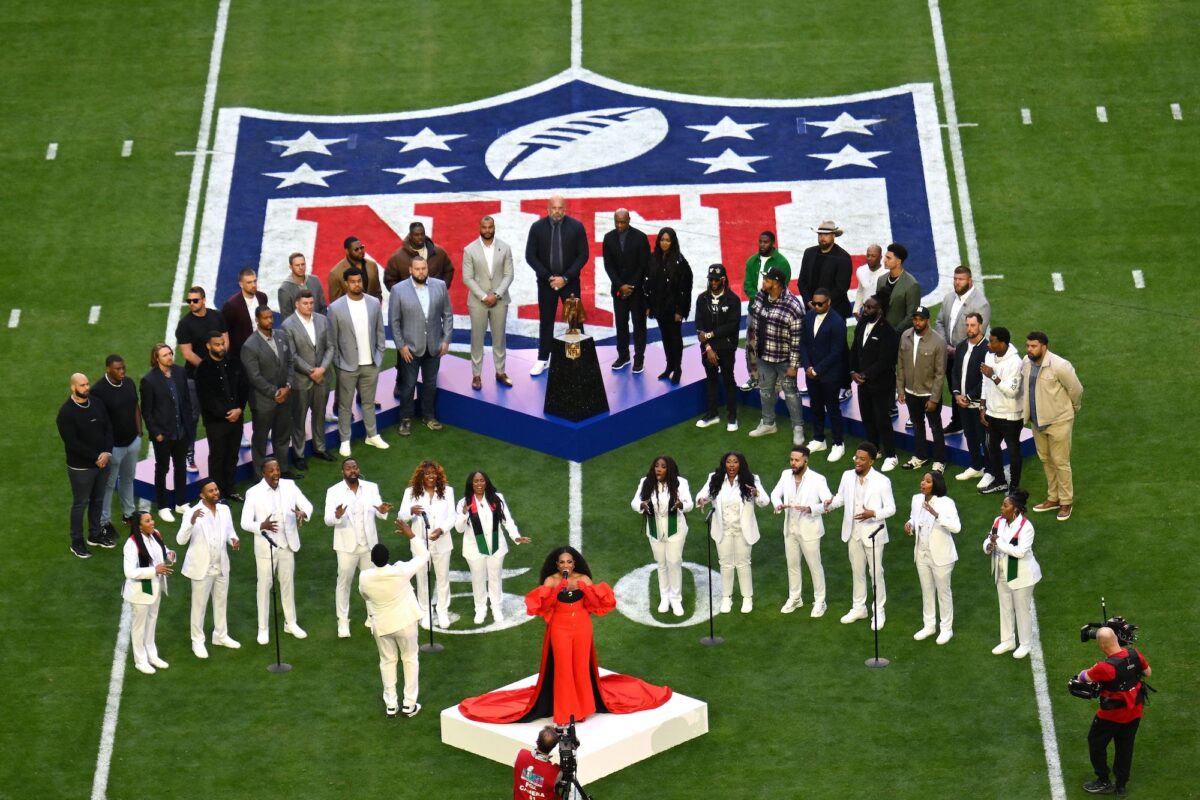 Nữ diễn viên Sheryl Lee Ralph biểu diễn bài Lift Every Voice and Sing khai mạc giải Super Bowl 2023 tại Sân vận động State Farm ở Glendale, Arizona, hôm 12/02/2023. (Ảnh: Gregory Shamus/Getty Images)