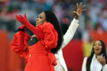 Nữ diễn viên Sheryl Lee Ralph biểu diễn bài hát Lift Every Voice and Sing khai mạc giải đấu Super Bowl lần thứ 57 tại Sân vận động State Farm ở Glendale, Arizona, hôm 12/02/2023. (Ảnh: Gregory Shamus/Getty Images)