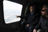 Ngoại trưởng Hoa Kỳ Antony Blinken (bên phải) và Ngoại trưởng Thổ Nhĩ Kỳ Mevlut Cavusoglu ngồi trên phi cơ lên thẳng để tham quan các khu vực bị ảnh hưởng mạnh bởi động đất ở Thổ Nhĩ Kỳ hôm 19/02/2023. (Ảnh: Clodagh Kilcoyne/Pool Photo qua AP)