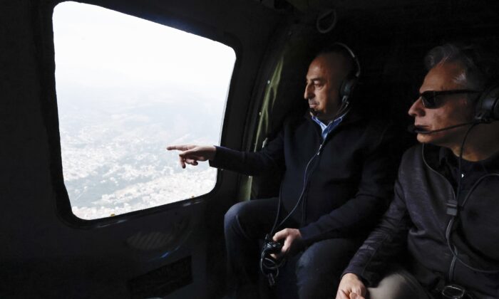 Ngoại trưởng Hoa Kỳ Antony Blinken (bên phải) và Ngoại trưởng Thổ Nhĩ Kỳ Mevlut Cavusoglu ngồi trên phi cơ lên thẳng để tham quan các khu vực bị ảnh hưởng mạnh bởi động đất ở Thổ Nhĩ Kỳ hôm 19/02/2023. (Ảnh: Clodagh Kilcoyne/Pool Photo qua AP)