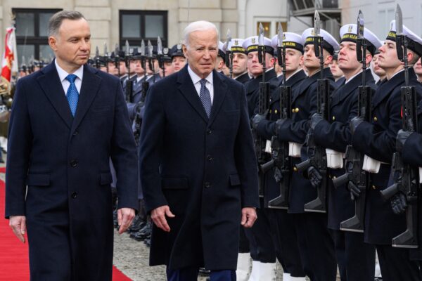 Tổng thống Ba Lan Andrzej Duda (Trái) và Tổng thống Hoa Kỳ Joe Biden duyệt đội danh dự trong một buổi lễ đón tiếp tại Dinh Tổng thống ở Warsaw hôm 21/02/2023. (Ảnh: Mandel Ngan/AFP qua Getty Images)