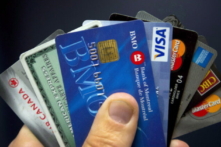 Những thẻ tín dụng được trưng bày ở Montreal, vào ngày 12/12/2012. (Ảnh: Ryan Remiorz/The Canadian Press)