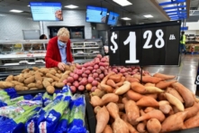 Mua sắm tại cửa hàng thực phẩm ở Rosemead, California, hôm 21/04/2022. (Ảnh: Frederic J. Brown/AFP/Getty Images)