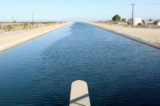 Nước chảy qua Cống dẫn nước California, dẫn nước từ phía bắc California đến phía nam khô hạn hơn của tiểu bang, khi nước chảy qua Sa mạc Mojave ở Pearblossom, California, vào ngày 04/05/2022. (Ảnh: Mario Tama/Getty Images)