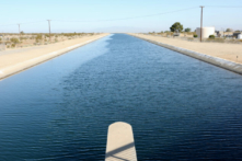 Nước chảy qua Cống dẫn nước California, dẫn nước từ phía bắc California đến phía nam khô hạn hơn của tiểu bang, khi nước chảy qua Sa mạc Mojave ở Pearblossom, California, vào ngày 04/05/2022. (Ảnh: Mario Tama/Getty Images)