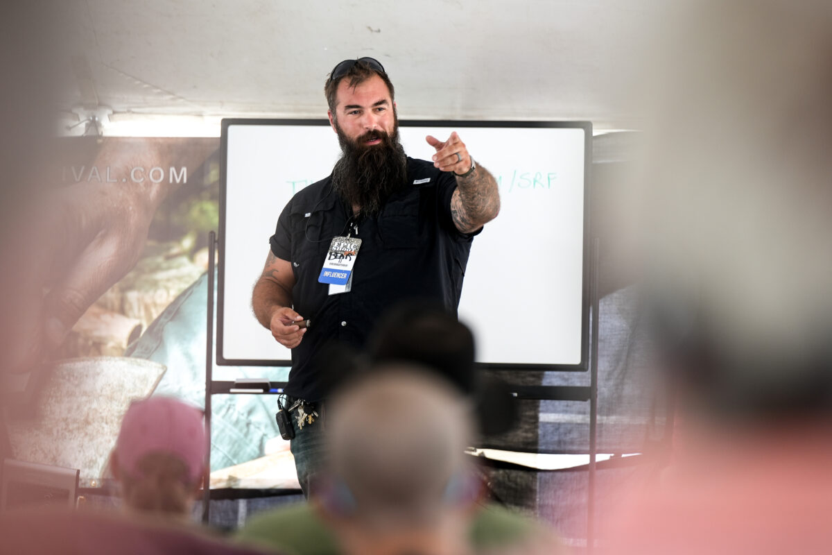 Anh TJ Morris, giảng viên của The Prepper Classroom, trình bày tại Lễ hội Tự lực Cánh sinh ở Camden, Tennessee, vào ngày 12/06/2022. (Ảnh: Charlotte Cuthbertson/The Epoch Times)