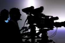 Trong bức ảnh tư liệu này, các chuyên viên quay phim truyền hình đang quay phim tại một trường quay. (Ảnh: Fabrice Coffrini/Getty Images)