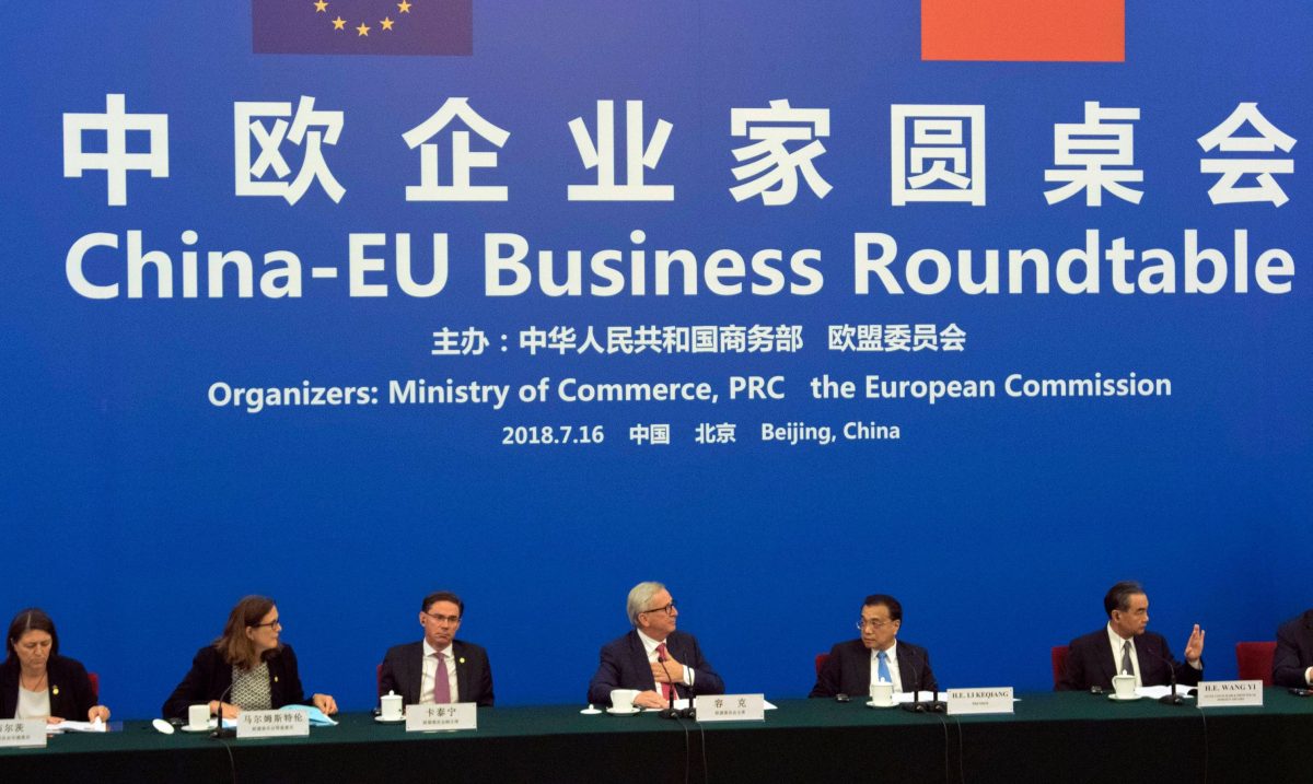 Thủ tướng Trung Quốc Lý Khắc Cường (thứ 2 từ phải sang) nhìn sang phía Chủ tịch Ủy ban Âu Châu Jean-Claude Juncker (ở giữa) khi họ tham dự Hội nghị Bàn tròn Doanh nghiệp Trung Quốc-EU tại Đại lễ đường Nhân dân ở Bắc Kinh hôm 16/07/2018. (Ảnh: Ng Han Guan / AFP / Getty Images)