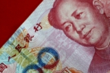 Một tờ tiền nhân dân tệ của Trung Quốc trong một bức ảnh chụp. (Ảnh: Thomas Trắng/Reuters)