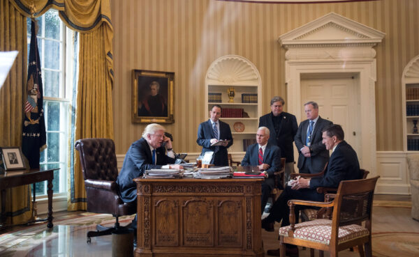 Tổng thống Donald Trump nói chuyện qua điện thoại với Tổng thống Nga Vladimir Putin tại Oval Office của Tòa Bạch Ốc, ở Hoa Thịnh Đốn, vào ngày 28/01/2017. (Ảnh: Drew Angerer/Getty Images)