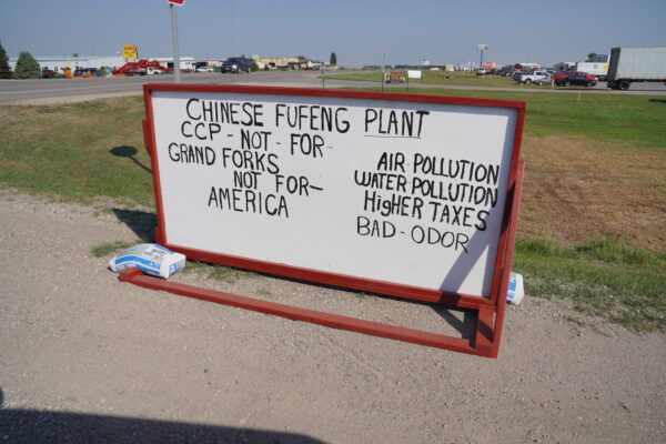 Một tấm biển nêu rõ mối lo ngại của nhiều cư dân đối với một nhà máy bắp được đề nghị ở Grand Forks, North Dakota. (Ảnh: Allan Stein/The Epoch Times)
