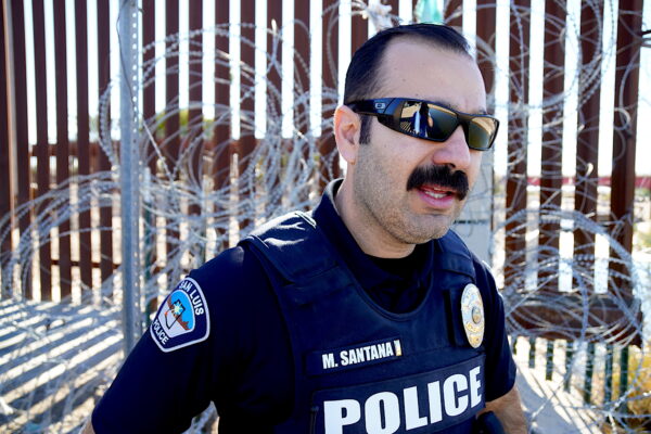 Trung úy Cảnh sát Marco Santana của thành phố San Luis, Arizona cho biết đã có nhiều người tử vong tại bức tường biên giới phía nam ở San Luis trong những tháng gần đây khi ông thị sát ở đó hôm 27/01/2023. (Ảnh: Allan Stein/The Epoch Times)