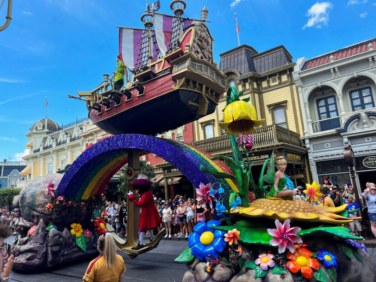 Một chiếc xe diễn hành với những người hóa trang thành các nhân vật trong bộ phim Walt Disney “Peter Pan” được nhìn thấy khi mọi người tham dự cuộc diễn hành “Lễ hội Ảo mộng” tại công viên giải trí Walt Disney World Magic Kingdom ở Orlando, Florida, vào ngày 30/07/2022. (Ảnh: Octavio Jones/Reuters)