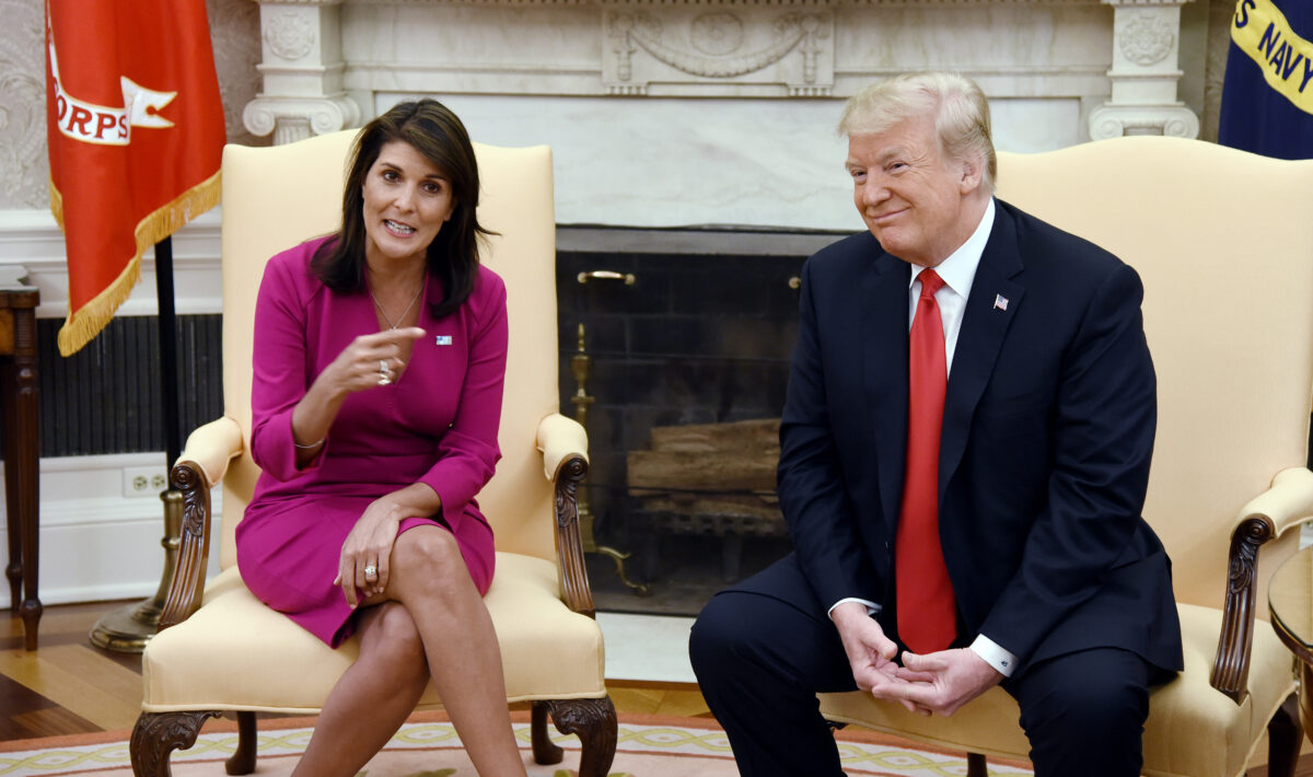 Tổng thống đương thời Donald Trump gặp bà Nikki Haley, đại sứ Hoa Kỳ đương thời tại Liên Hiệp Quốc, trong Oval Office của Tòa Bạch Ốc trong một bức ảnh tư liệu. (Ảnh: Olivier Douliery/AFP qua Getty Images)