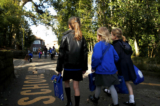 Trẻ em đi bộ về nhà từ trường tiểu học được chính phủ tài trợ Altrincham C.E. sau khi chính phủ ban hành chính sách đóng cửa tất cả các trường học do đại dịch virus corona ở Altrincham, Vương quốc Anh, vào ngày 20/03/2020. (Ảnh: Clive Brunskill/Getty Images)