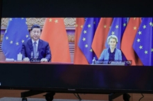 Nhà lãnh đạo Trung Quốc Tập Cận Bình và Chủ tịch Ủy ban Âu Châu Ursula von der Leyen nói chuyện qua hội nghị trực tuyến với chủ tịch Hội đồng Âu Châu và người phụ trách chính sách ngoại giao của Liên minh Âu Châu trong hội nghị thượng đỉnh EU-Trung Quốc tại tòa nhà Hội đồng Âu Châu ở Brussels, vào ngày 01/04/2022. (Ảnh: Olivier Matthys/ Pool/AFP qua Getty Images)
