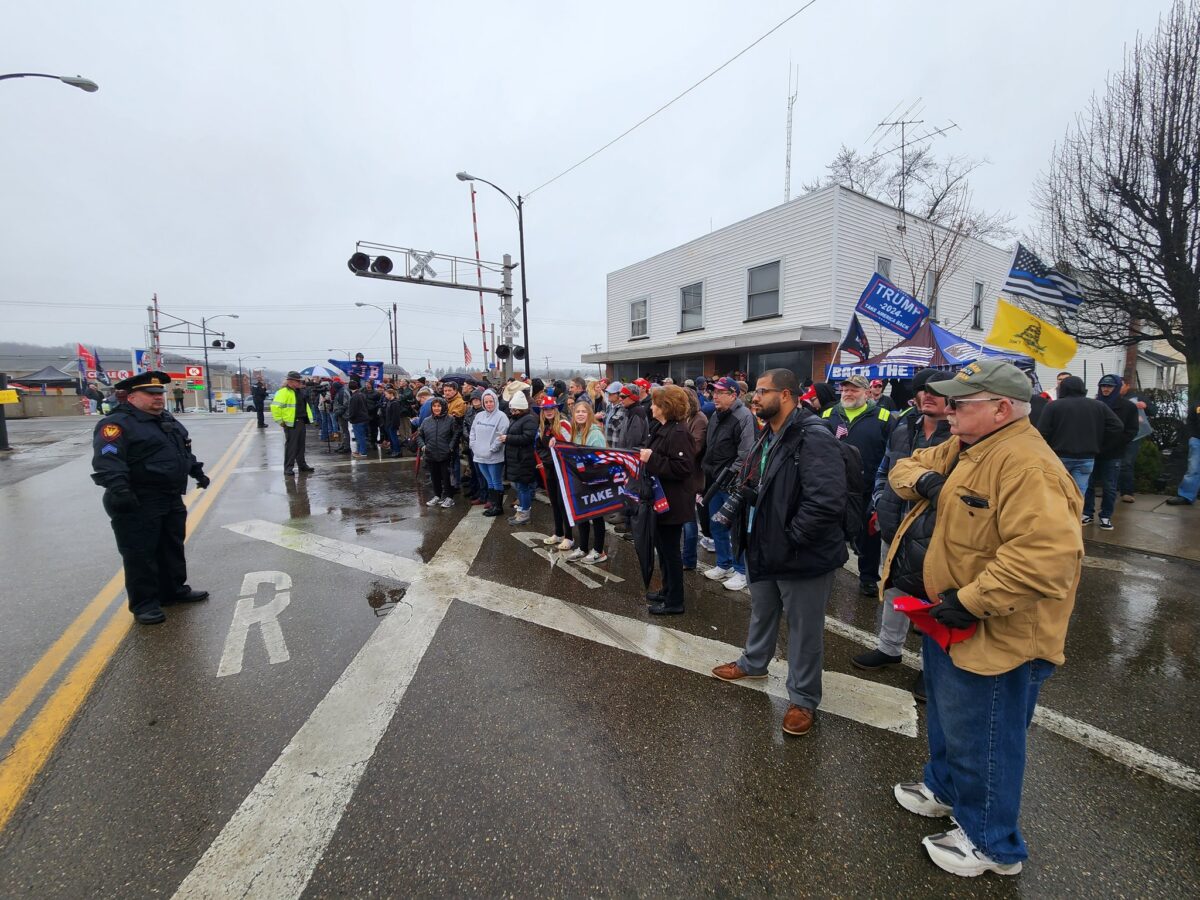 Thị trấn East Palestine, Ohio, cư dân tập trung hôm 22/02 để chào đón cựu Tổng thống Donald Trump đi qua. (Ảnh: Jeff Louderback/The Epoch Time)