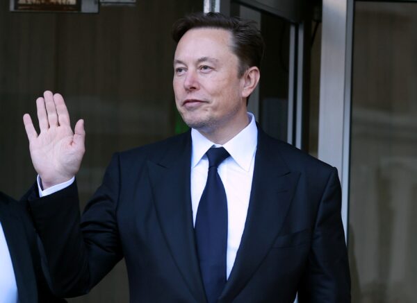Tổng giám đốc Tesla Elon Musk rời Tòa nhà Liên bang Phillip Burton ở San Francisco hôm 24/01/2023. (Ảnh: Justin Sullivan/Getty Images)