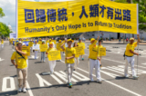 Các học viên Pháp Luân Công tham gia một lễ diễn hành kỷ niệm 20 năm cuộc đàn áp Pháp Luân Công ở Trung Quốc, tại Hoa Thịnh Đốn vào ngày 18/07/2019. (Ảnh: Mark Zou/The Epoch Times)