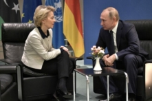 Tổng thống Nga Vladimir Putin và Chủ tịch Ủy ban  u Châu Ursula von der Leyen gặp nhau bên lề hội nghị thượng đỉnh Libya tại Berlin vào ngày 19/01/2020. (Ảnh: Sputnik/Aleksey Nikolskyi/Kremlin/Reuters)