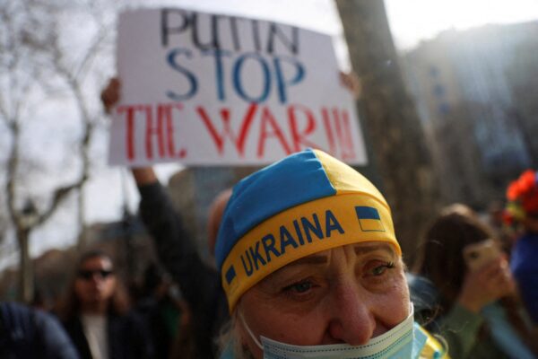 Một người đội mũ có cờ Ukraine tham dự cuộc biểu tình phản đối chiến tranh, sau khi Tổng thống Nga Vladimir Putin cho phép tiến hành một chiến dịch quân sự ở miền đông Ukraine, trước trụ sở Liên minh Âu Châu, ở Barcelona, ​​Tây Ban Nha, hôm 24/02/2022. (Ảnh: Nacho Doce/Reuters)