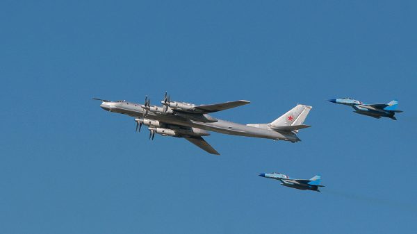 Oanh tạc cơ chiến lược TU-95 của Nga cùng hai chiếc MiG-29 áp sườn đang bay qua phi trường Monino, cách Moscow khoảng 40 dặm, hồi tháng 08/2007. (Ảnh: AFP/Getty Images)