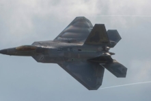 Một chiếc F-22 Raptor thực hiện màn trình diễn trên không trong buổi triển lãm hàng không tại Căn cứ Quân sự Chung Andrews ở Maryland vào ngày 16/09/2017. (Ảnh: Andrew Caballero-Reynolds/AFP/Getty Images)