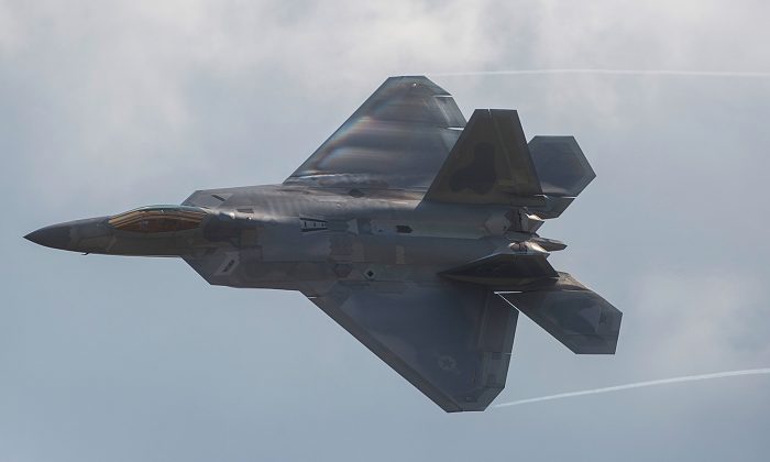 Một chiếc F-22 Raptor thực hiện màn trình diễn trên không trong buổi triển lãm hàng không tại Căn cứ Quân sự Chung Andrews ở Maryland vào ngày 16/09/2017. (Ảnh: Andrew Caballero-Reynolds/AFP/Getty Images)