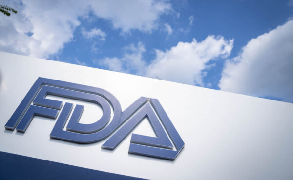 Logo của Cục Quản lý Thực phẩm và Dược phẩm được nhìn thấy bên ngoài trụ sở chính ở White Oak, Maryland. (Ảnh: Sarah Silbiger/Getty Images)