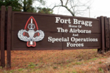 Một lối vào căn cứ Fort Bragg. (Ảnh: Chris Seward/AP)