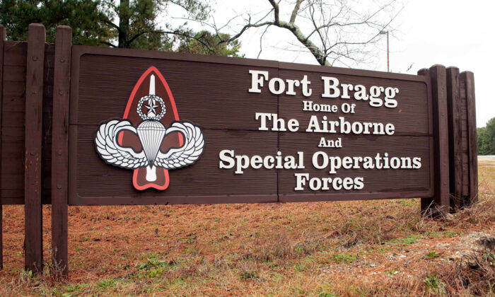 Một lối vào căn cứ Fort Bragg. (Ảnh: Chris Seward/AP)