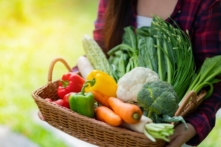 Bữa ăn chỉ gồm rau và trái cây có tốt cho sức khỏe không? (Ảnh: suriyachan/Shutterstock)