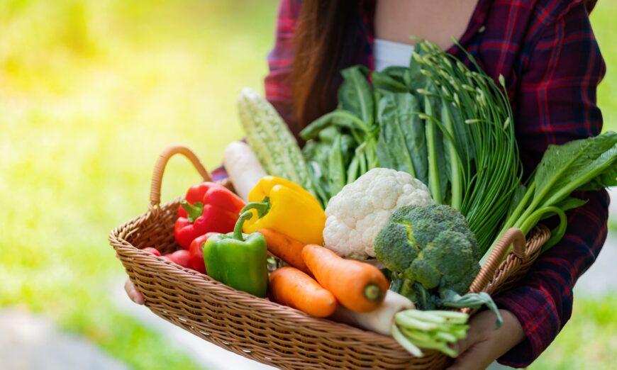Bữa ăn chỉ gồm rau và trái cây có tốt cho sức khỏe không? (Ảnh: suriyachan/Shutterstock)