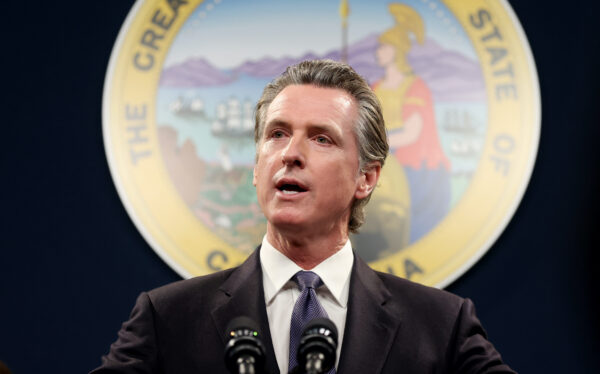 Thống đốc California Gavin Newsom trình bày trong một cuộc họp báo ở Sacramento hôm 01/02/2023. (Ảnh: Justin Sullivan/Getty Images)