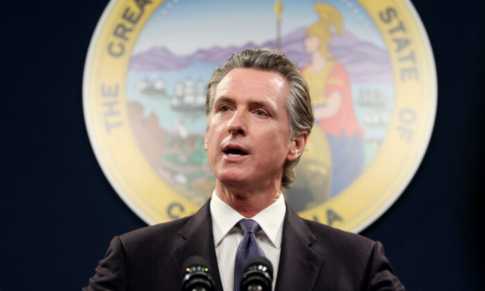 Thống đốc California Gavin Newsom nói trong một cuộc họp báo ở Sacramento, hôm 01/02/2023. (Ảnh: Justin Sullivan/Getty Images)