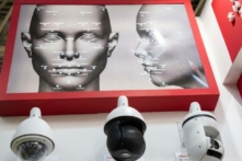 Camera an ninh AI tích hợp công nghệ nhận dạng khuôn mặt được trưng bày tại Triển lãm Quốc tế Trung Quốc lần thứ 14 về An toàn và An ninh Công cộng ở Bắc Kinh vào ngày 24/10/2018. (Ảnh: Nicolas Asfouri/AFP/Getty Images)