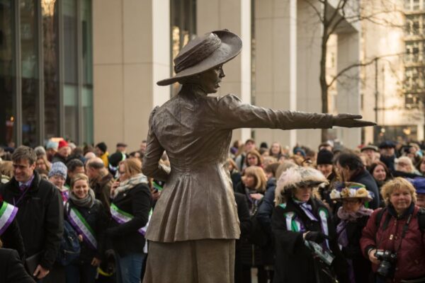 Một bức tượng của nhà đòi quyền bầu cử cho phụ nữ Emmeline Pankhurst, mang tên ‘Emmeline của chúng ta,’ được khánh thành tại Quảng trường St Peter, Manchester, miền bắc nước Anh, ngày 14/12/2018. (Ảnh: Oli Scarff/AFP qua Getty Images)
