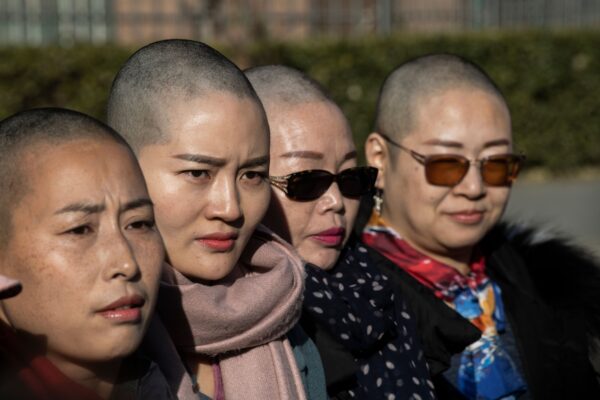 (Từ trái sang phải) Cô Nguyên San San (Yuan Shanshan), cô Lý Văn Túc (Li Wenzu), cô Lưu Nhị Mẫn (Liu Ermin), và cô Vương Tiễu Lĩnh (Wang Qiaoling) nói chuyện với giới truyền thông sau khi cạo đầu để phản đối việc giam giữ chồng của họ, những luật sư bị giam giữ trong Sự kiện 709, tại Bắc Kinh vào ngày 17/12/2018. (Ảnh: Fred Dufour/AFP qua Getty Images)