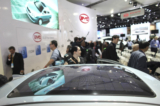 Một tấm quang điện được tích hợp vào chiếc F3BD của nhà sản xuất xe hơi Trung Quốc BYD, một chiếc xe lai xăng-điện tại buổi trưng bày của công ty này tại Triển lãm Xe hơi Quốc tế Bắc Mỹ ở Detroit, Michigan, vào ngày 10/01/2011. (Ảnh: Geoff Robins/AFP/Getty Images)