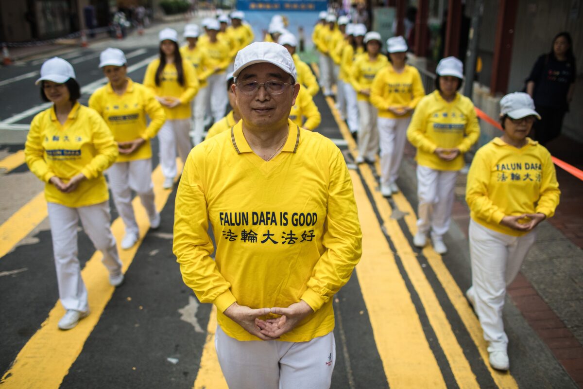 Những người ủng hộ môn tu luyện tinh thần Pháp Luân Công tham gia diễn hành ở Hồng Kông vào ngày 27/04/2019. (Ảnh: Dale de la Rey/AFP qua Getty Images)