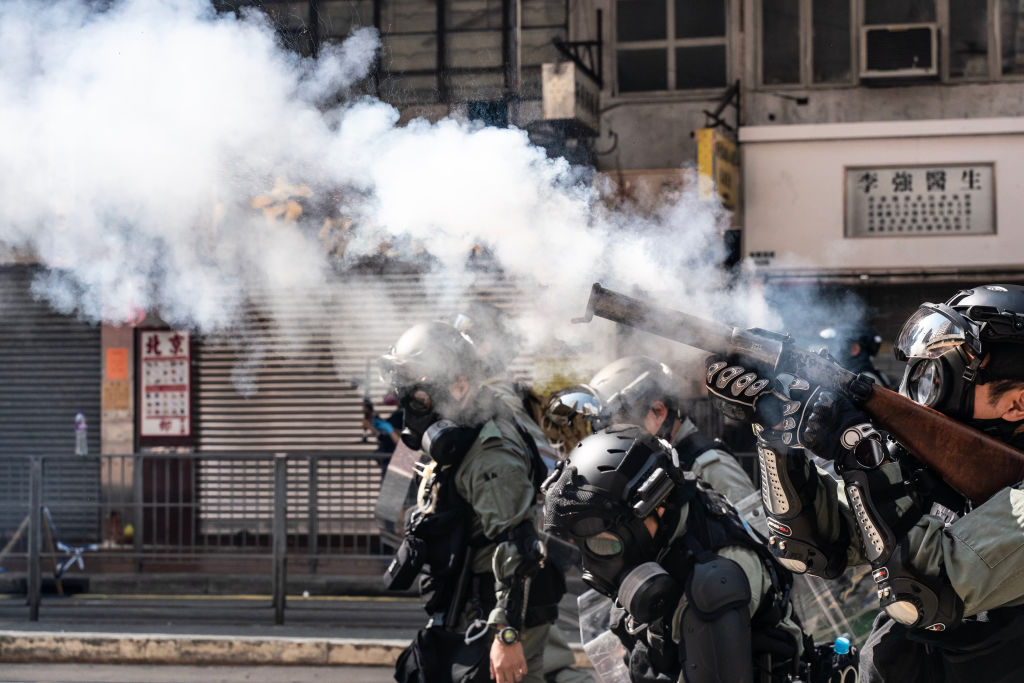 Cảnh sát chống bạo động tấn công khi họ bắn hơi cay trên đường phố để giải tán người biểu tình ở Hồng Kông vào ngày 11/11/2019. (Ảnh: Anthony Kwan/Getty Images)