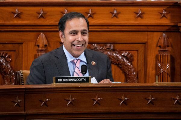 Dân biểu Raja Krishnamoorthi (Dân Chủ-Illinois) trong một phiên điều trần trước Ủy ban Tình báo Hạ viện tại Tòa nhà Văn phòng Hạ viện Longworth trên Capitol Hill ở Hoa Thịnh Đốn, vào ngày 20/11/2019. (Ảnh: Samuel Corum-Pool/Getty Images)