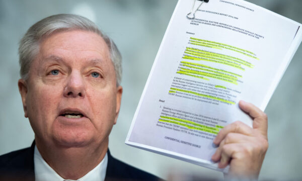 Chủ tịch Ủy ban Tư pháp Thượng viện Lindsey Graham (Cộng Hòa-South Carolina) cầm một bản sao Hồ sơ Steele trong một phiên điều trần của Ủy ban Tư pháp Thượng viện tại Capitol Hill, vào ngày 11/12/2019. (Ảnh: Saul Loeb/AFP qua Getty Images)