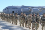 Lính nhảy dù của Lục quân Hoa Kỳ được khai triển từ Phi trường Lục quân Pope, North Carolina, vào ngày 01/01/2020. (Ảnh: Đại úy Robyn Haake/Lục quân Hoa Kỳ/AFP qua Getty Images)