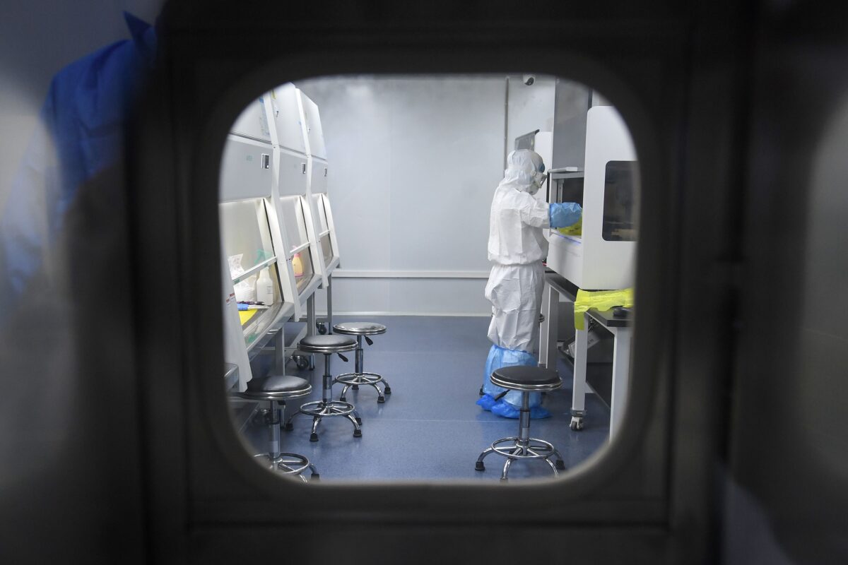 Kỹ thuật viên Phòng thí nghiệm của Tập đoàn BGI làm việc với các mẫu của những người được xét nghiệm virus Trung Cộng tại phòng thí nghiệm “Hỏa Nhãn,” Vũ Hán, Hồ Bắc, Trung Quốc, ngày 06/02/2020. (Ảnh: STR/AFP qua Getty Images)