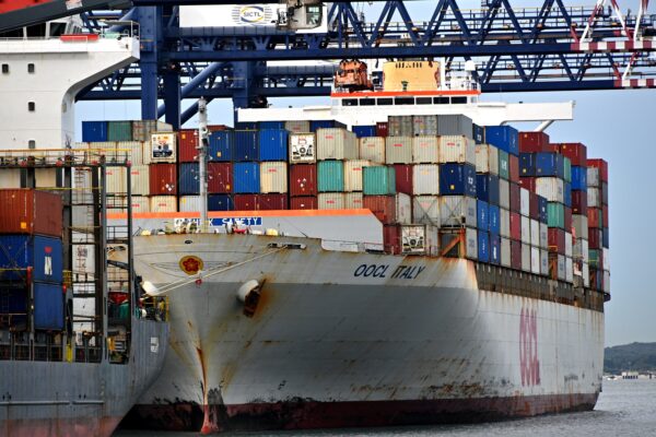 Một tàu container được bốc hàng tại cảng Botany chính ở Sydney, Australia, hôm 16/04/2020. (Ảnh: Saeed Khan/AFP/Getty Images)