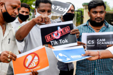 Các thành viên của Tổ chức Thanh niên Thành phố cầm các tấm bích chương có logo của các ứng dụng Trung Quốc, để ủng hộ chính phủ Ấn Độ cấm ứng dụng chia sẻ video rất phổ biến TikTok, ở Hyderabad, Ấn Độ, hôm 30/06/2020. Hồi tháng 02/2022 Ấn Độ đã cấm 54 ứng dụng Trung Quốc khác. (Ảnh: Noah Seelam/AFP/Getty Images)